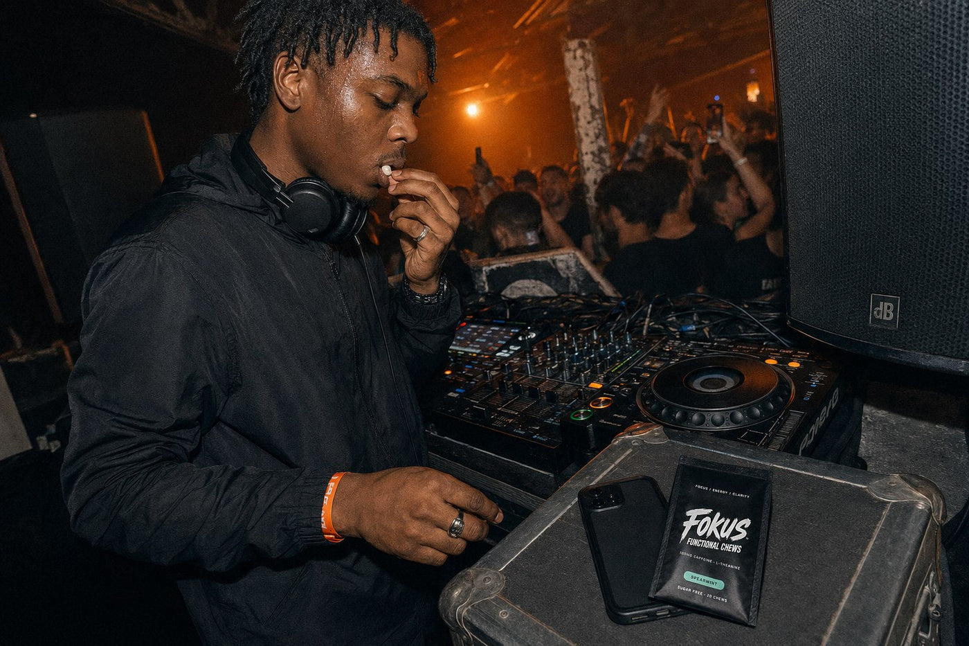 DJ chewing FOKUS Spearmint before a set
